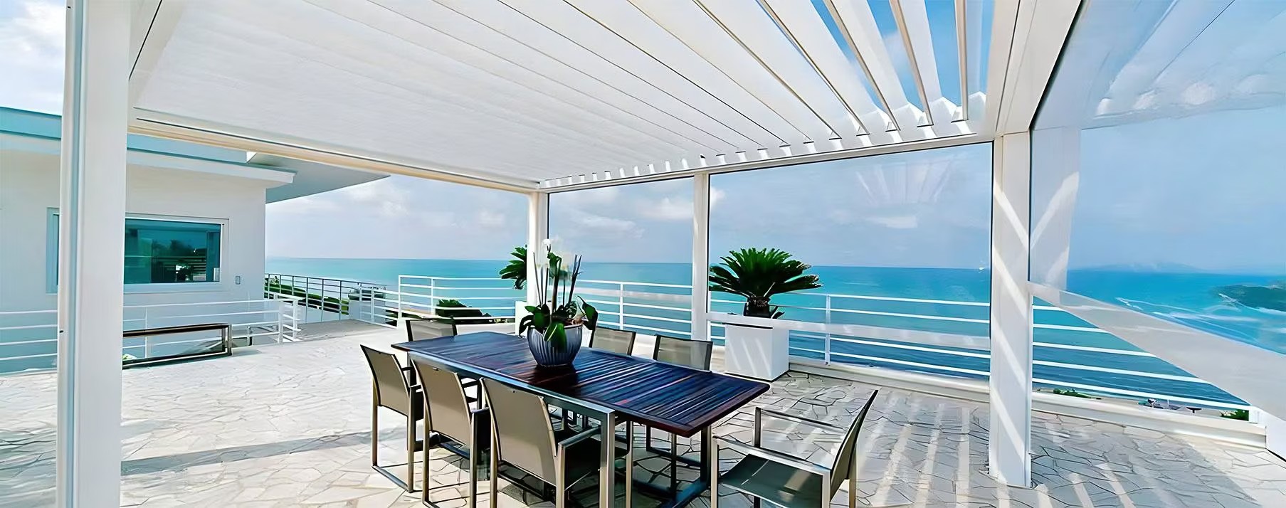 Pergola e vetrate panoramiche sul mare